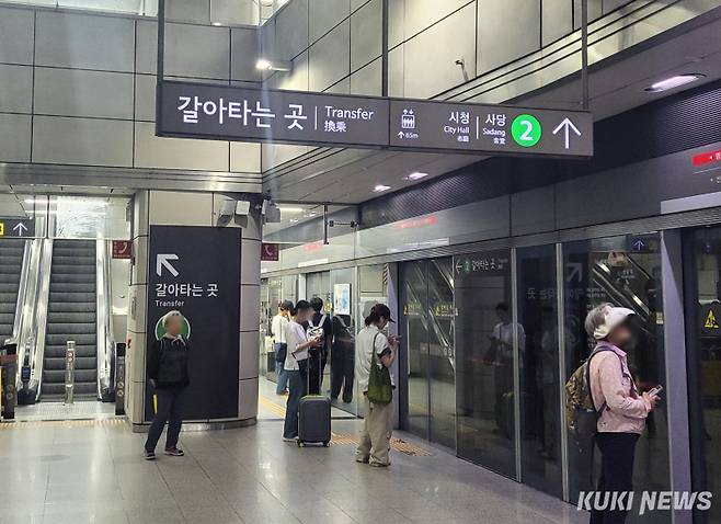 서울 지하철 2호선 환승 구간. 김한나 기자