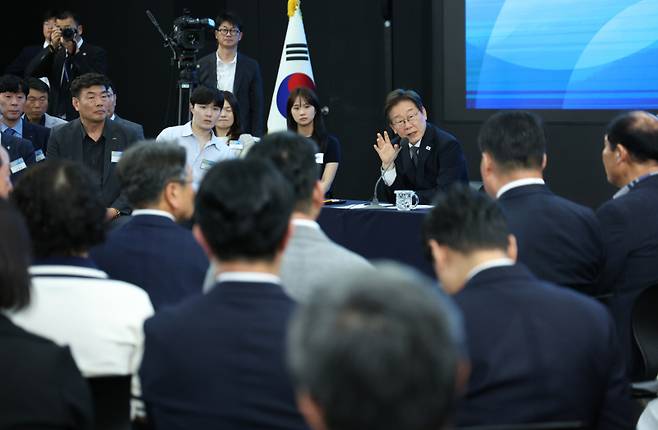 이재명 대통령이 25일 광주광역시 국립아시아문화전당에서 '광주시민·전남도민 타운홀미팅'을 하고 있다. 연합뉴스