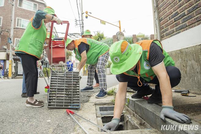 서울 양천구 자율방재단이 장마철을 앞두고 빗물받이를 점검하고 있다. 양천구 제공