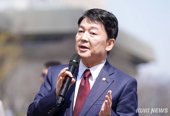 안철수 국민의힘 의원이 지난 4월 서울 종로구 광화문광장 이순신 동상 앞에서 열린 '제21대 대통령 선거' 출마 선언 기자회견에서 취재진의 질의에 답하고 있다. 유희태 기자