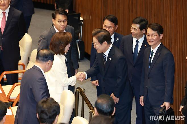 이재명 대통령이 추경 시정연설을 마치고 나경원 국민의힘 의원과 악수하고 있다.