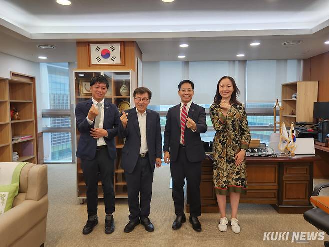 충남도는 지난 22일부터 오는 28일까지 7일간 외국 공무원 초청 연수 프로그램 ‘나이스(NICE) 충남 2025’를 운영하고 있다. &nbsp;사진 왼쪽부터 응우옌 선 응옥 베트남 박장성 경제과장, 전형식 충남도 정무부지사, 모리 카즈키 일본 구마모토현 국제과 주임주사, 쉬이슈 중국 상하이시 자딩구 외사판공실 주임과원.