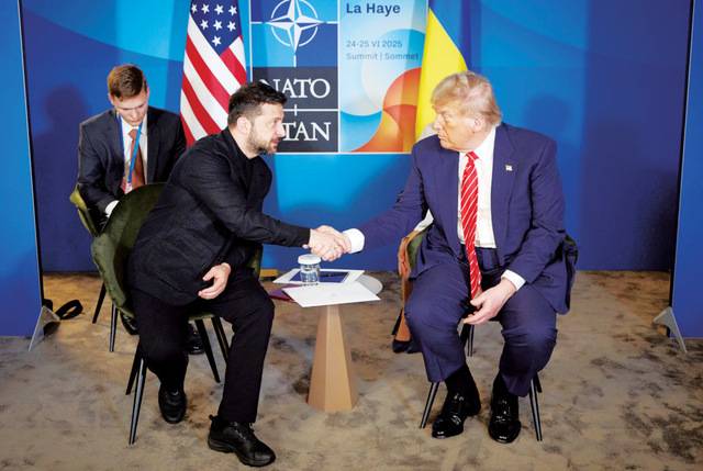 도널드 트럼프 미국 대통령과 볼로디미르 젤렌스키 우크라이나 대통령이 25일(현지시간) 북대서양조약기구(NATO) 정상회의 참석을 계기로 네덜란드 헤이그에서 만나 악수하고 있다. AFP연합뉴스