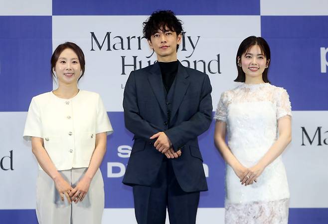 왼쪽부터 손자영 스튜디오드래곤 책임프로듀서, 일본 배우 사토 타케루, 코시바 후우카가 26일 서울 신도림 라마다호텔에서 열린 드라마 '내 남편과 결혼해줘' 일본판 제작발표회에서 포즈를 취하고 있다. 뉴시스