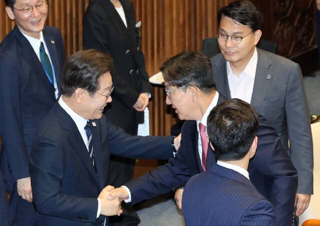 이재명 대통령이 26일 국회 본회의장에서 밝은 표정으로 권성동 국민의힘 의원과 악수하고 있다. 이 대통령은 시정연설 후 국민의힘 의석 쪽으로 퇴장하며 야당 의원들과 인사를 나눴다. 이병주 기자