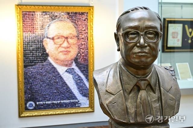 을지재단 설립자인 박영하 박사의 흉상과 사진. 홍기웅기자