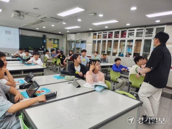 김용우 교사가 과학수업을 진행하는 모습. 박화선기자