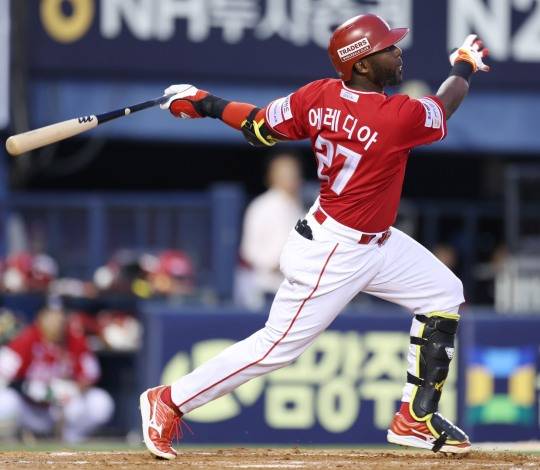 안타 쳐낸 에레디아. 사진[연합뉴스]