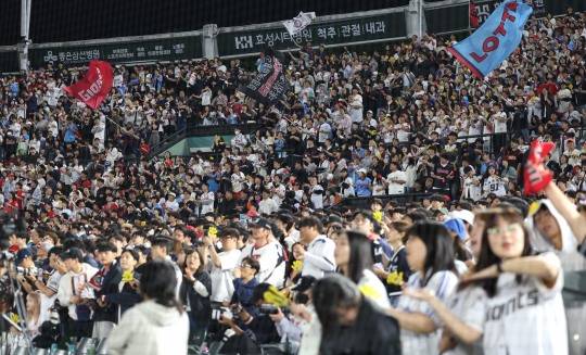 사직야구장 만원 관중들의 열정. 사진[연합뉴스]