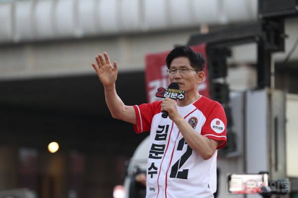 ▲ 지난달 25일 김문수 후보는 충청남도 아산시에 위치한 온양온천역 광장에서 시민들과 인사를 나누고 제21대 대통령 선거에서 지지를 호소하였다. 사진=국민의힘