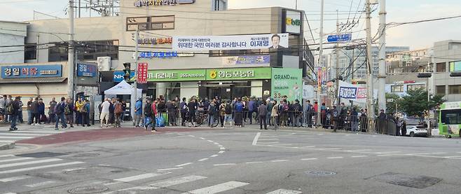 서울 남구로 새벽인력시장에 건설 근로자들이 일감을 기다리고 있다. [박재영 기자]