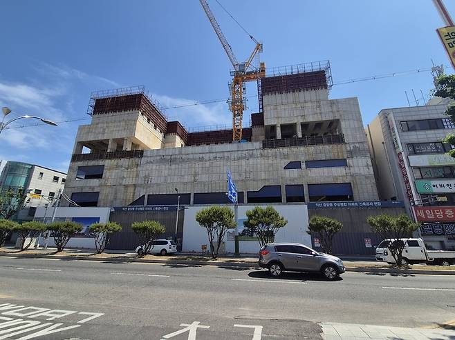 시행사 자금난으로 공사가 중단된 전북 익산시 중앙동 ‘유은센텀시티’ 아파트 건설현장. [박재영 기자]