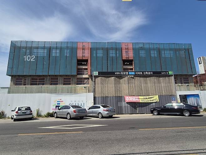 하청업체 대금 지급이 밀리며 공사가 중단된 전북 익산시 남중동 ‘라포엠 더 시티’ 아파트 건설현장. [박재영 기자]