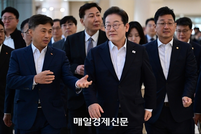 이재명 더불어민주당 대선 후보와 곽노정 SK하이닉스 대표이사 사장(왼쪽)이 경기도 이천시 SK하이닉스 이천캠퍼스에서 ‘K-반도체’ AI메모리반도체 기업 간담회를 위해 만나 대화하며 걷고 있다. / 사진=국회사진기자단