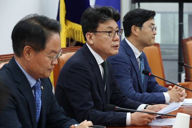 진성준 더불어민주당 정책위의장이 26일 오후 서울 여의도 국회에서 6월 임시회 중점처리 법안 및 정책현안 관련 기자간담회를 하고 있다. [사진 출처 = 뉴스1]