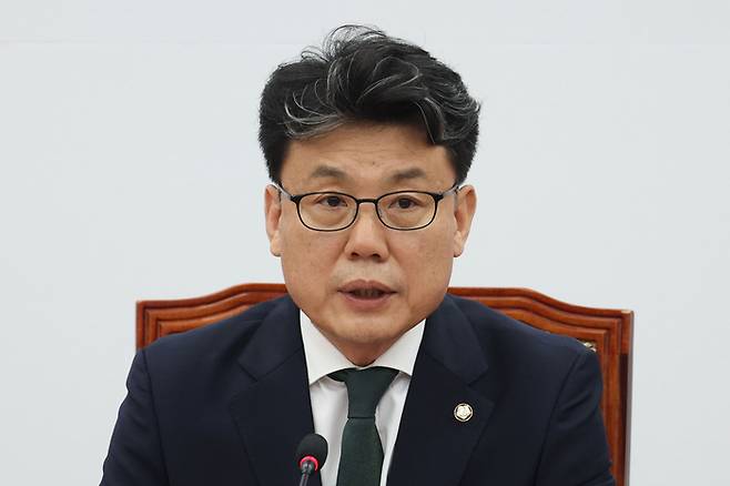 진성준 더불어민주당 정책위의장이 26일 오후 서울 여의도 국회에서 6월 임시회 중점처리 법안 및 정책현안 관련 기자간담회를 하고 있다. [사진 출처 = 뉴스1]