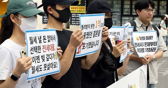 지난해 6월 서울 마포구 신촌 대학가 일대에서 열린 ‘신촌·구로·병점 100억대 전세 사기 피해자 대책위원회 출범 기자회견’에서 전세사기 피해자인 스무살 청년들이 발언을 하고있다. [김호영 기자]