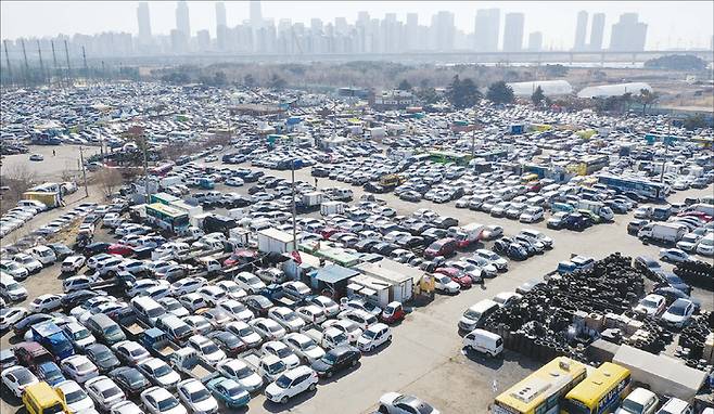 인천시 송도유원지 중고차 수출단지의 모습. 올해 1~5월 인천항 중고차 물동량은 전년 동기 대비 48.8% 늘었다. (연합뉴스)