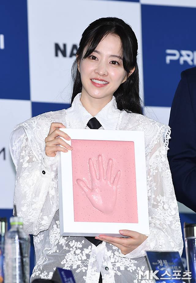 박보영과 고윤정이 한 장의 핸드프린팅으로 팬심을 흔들었다. 사진=천정환 기자
