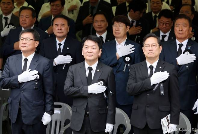 [부산=뉴시스]  국민의힘 안철수 국회의원이 25일 부산 남구 유엔기념공원에서 열린 '제75주년 6·25전쟁 참전 유엔전몰용사 추모제'에 참석, 국민의례를 하고 있다. 2025.06.25.