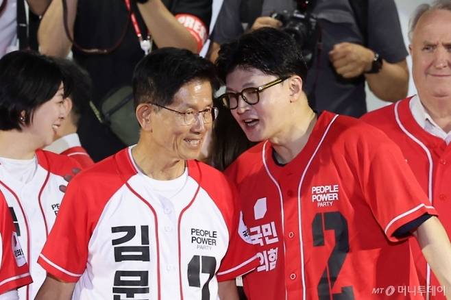 [서울=뉴시스] 김문수 국민의힘 대선 후보가 2일 서울 중구 서울시청 광장에서 열린 파이널유세에서 한동훈 전 국민의힘 대표와 대화하고 있다. 2025.06.02.