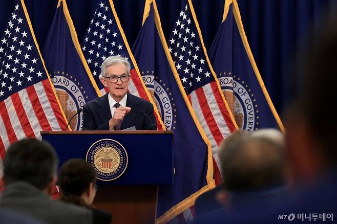 제롬 파월 미국 연방준비제도(연준) 의장이 18일(현지시간) 워싱턴 DC에서 금리 정책에 관한 연방공개시장위원회의(FOMC) 성명서 발표 후 기자회견에 참석하고 있다. /사진=(워싱턴 DC로이터=뉴스1)