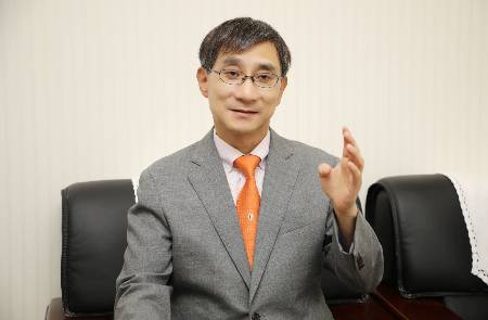 정형외과 전문의인 힘찬닥터 이수찬 대표가 단백질과 비타민D의 중요성에 대해 설명하고 있다./사진=힘찬닥터