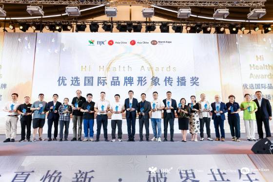 지난 24일부터 26일까지 중국 상하이에서 개최된 'HNC 2025'에서 수상한 기업들이 기념 촬영을 하고 있다. /사진=노바렉스