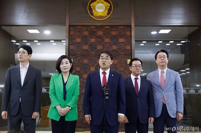 (서울=뉴스1) 국회사진기자단 = 이종배 김민석 국무총리 후보자 인사청문특별위원회 위원장을 비롯한 국민의힘 인사청문특위 위원들이 26일 오전 서울 여의도 국회 로텐더홀에서 기자회견을 하고 있다. 2025.6.26/뉴스1  Copyright (C) 뉴스1. All rights reserved. 무단 전재 및 재배포,  AI학습 이용 금지. /사진=(서울=뉴스1) 국회사진기자단