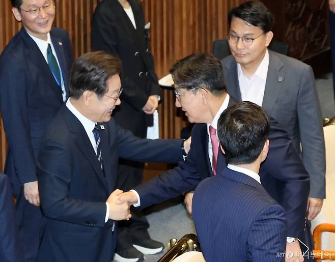 (서울=뉴스1) 국회사진기자단 = 이재명 대통령이 26일 서울 여의도 국회에서 열린 추가경정예산안 시정연설을 마친 뒤 권성동 국민의힘 의원과 인사를 나누고 있다. 2025.6.26/뉴스1  Copyright (C) 뉴스1. All rights reserved. 무단 전재 및 재배포,  AI학습 이용 금지. /사진=(서울=뉴스1) 국회사진기자단