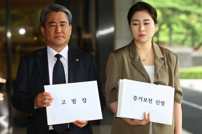 윤석열 전 대통령 법률대리인단인 송진호(왼쪽), 김계리 변호사가  26일 오후 서울 서초구 서울중앙지방검찰청에 윤석열 전 대통령 비화폰 통화기록 불법 발출-경찰 수사의 직권남용 혐의 관련 고발 및 증거보전신청을 하고 있다./사진=뉴시스