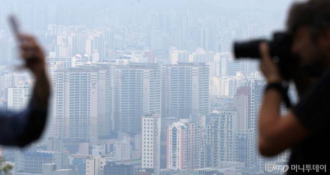 [서울=뉴시스] 홍효식 기자 = 6월 넷째 주 서울 집값이 1주 전보다 0.43% 오르며 다시 6년 9개월 만에 가장 높은 상승률을 나타냈다. 한국부동산원이 26일 발표한 전국 주간 아파트가격 동향에 따르면 지난 23일 기준 전국 아파트 매매가격은 0.06% 오르며 1주 전(0.05%)보다 상승폭이 커졌다. 이처럼 집값 상승을 이끄는 지역은 서울(0.36%→0.43%)로, 이번 주도 상승폭이 한층 커졌다. 서울 매매가격 상승률은 이달 들어 6월2일 0.19%→6월9일 0.26%→6월16일 0.36%→6월23일 0.43%로 매주 소수점 첫째 자리 숫자가 바뀌는 모양새다.  사진은 26일 서울 남산에서 바라본 아파트 모습. 2025.06.26. yesphoto@newsis.com /사진=홍효식