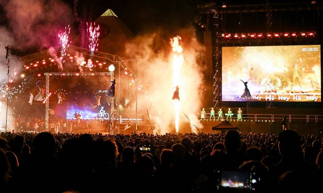 세계적인 음악 축제 '글래스톤 베리 페스티벌'이 영국 서머셋 주에서 개최됐다. 사진은 지난 25일(현지시각) '드림위버의 여정'의 곡예사들이 영국 서머셋 주 워디 팜에서 열린 글래스톤베리 페스티벌에서 공연을 선보이는 모습. /사진=로이터