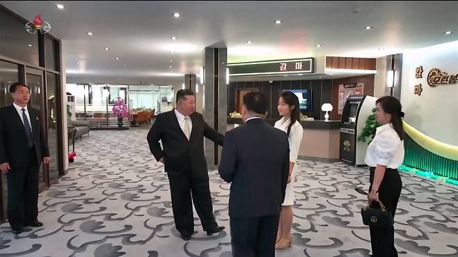 김정은 북한 노동당 총비서 겸 국무위원장의 아내 리설주 여사가 1년6개월 만에 공식 석상에 모습을 드러냈다. 사진은 김 위원장(가운데)이 지난 24일 아내 리설주(맨 오른쪽), 딸 주애와 함께 원산갈마해안관광지구 준공식에 참석했다고 조선중앙TV가 26일 보도한 모습. /사진=뉴시스(조선중앙TV 캡쳐)