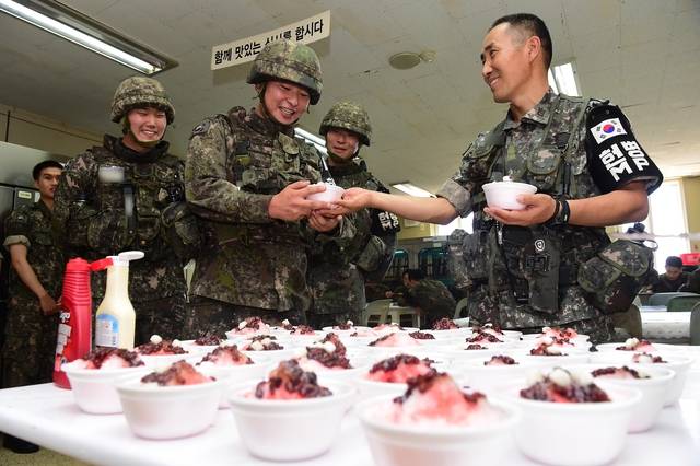 국군 장병 및 군무원 3445명을 대상으로 진행된 국방일보 6월 병영차트 설문결과, 장병 및 군무원이  ‘군대 상급자로 선호하는 MBTI 유형’은 병사는 ESFP, 장교는 ESTJ, 부사관·군무원은 ESFJ로 각각 조사됐다. 사진은 주임원사가 근무를 마친 경계작전 근무자들에게 팥빙수를 전달하며 격려하고 있는 모습. 국방일보 제공