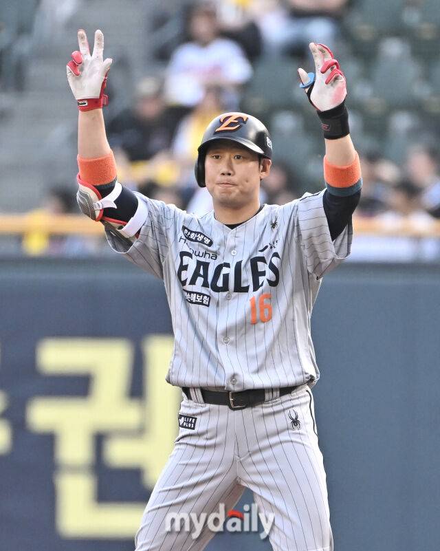 27일 오후 서울 잠실야구장에서 진행된 '2025 프로야구 KBO리그' LG트윈스와 한화이글스의 경기. 한화 하주석이 1회초 1사에서 안타를 친 뒤 환호하고 있다./마이데일리