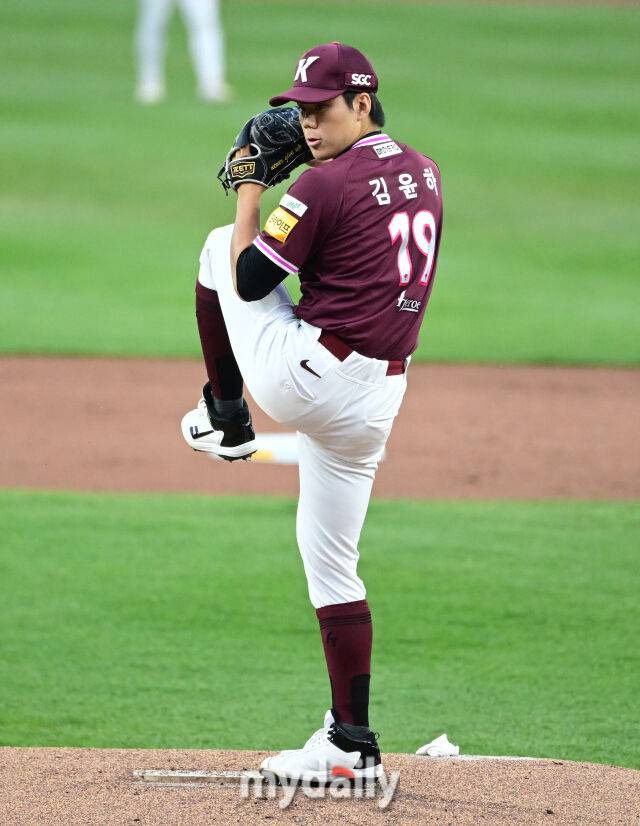 2025년 4월 11일 오후 대전 한화생명 볼파크에서 진행된 '2025 신한 SOL뱅크 KBO 리그' 키움 히어로즈와 한화 이글스의 경기.키움 선발투수 김윤하가 역투하고 있다./마이데일리