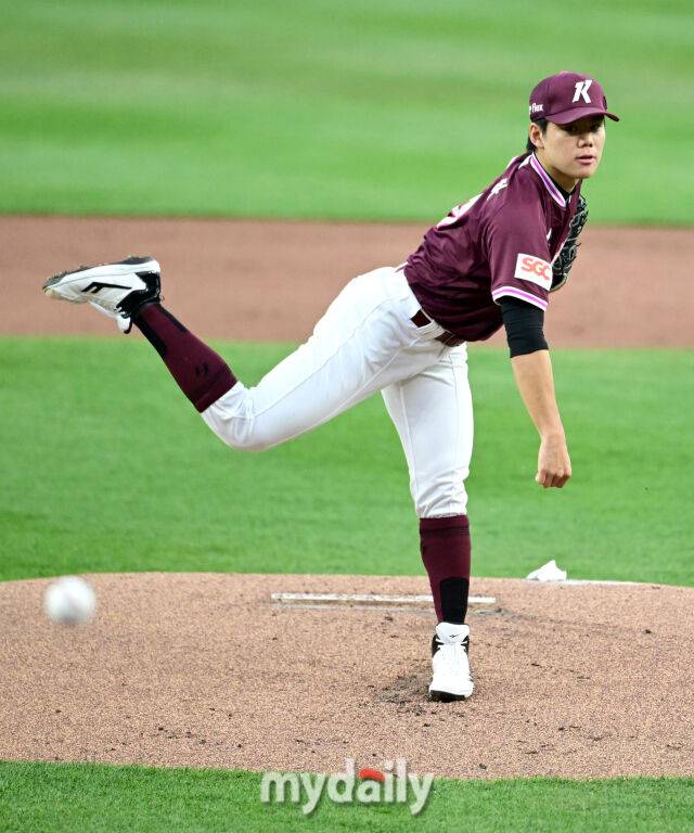 2025년 4월 11일 오후 대전 한화생명 볼파크에서 진행된 '2025 신한 SOL뱅크 KBO 리그' 키움 히어로즈와 한화 이글스의 경기.키움 선발투수 김윤하가 역투하고 있다./마이데일리