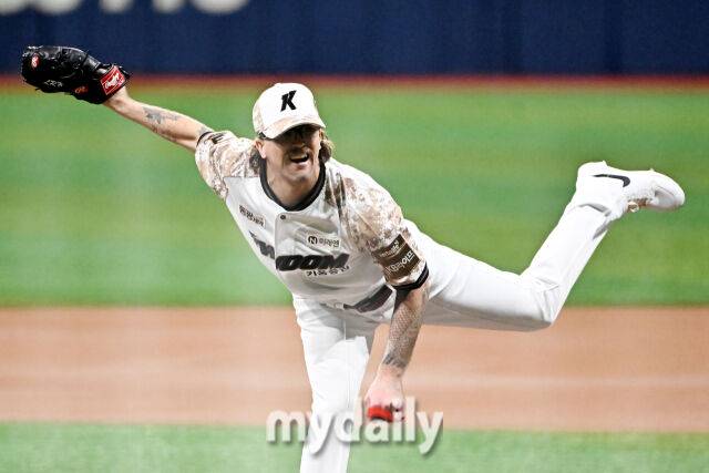 25일 오후 서울 고척동 고척스카이돔에서 진행된 '2025 프로야구 KBO리그' 키움히어로즈와 KIA타이거즈의 경기.키움 선발투수 웰스가 역투하고 있다. /고척스카이돔 송일섭 기자