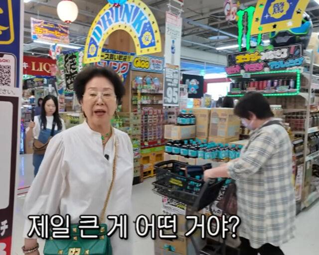 선우용여가 '돈키호테'에서 쌀 코너로 서둘러 이동하고 있다. / 유튜브 '순풍 선우용여' 캡처