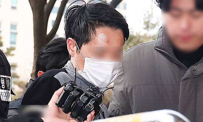 A씨가 영장실질심사를 받기 위해 법원에 들어서고 있다. [뉴시스]