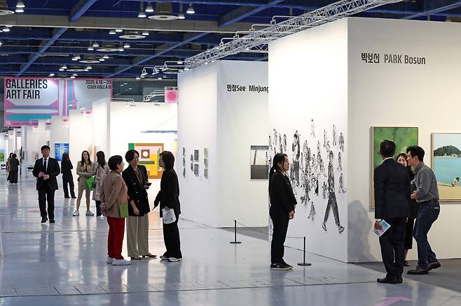 지난 4월 서울 코엑스에서 개최된 화랑미술제 전경. [뉴시스]