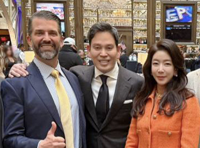 지난 1월 도널드 트럼프 미국 대통령 취임식에 참석하기 위해 워싱턴D.C.를 찾은 정용진(가운데) 신세계그룹 정용진 회장이 트럼프 대통령의 장남인 트럼프 주니어(왼쪽)와 만나 부인 한지희 씨를 소개 후 기념촬영을 하는 모습. [신세계그룹 제공]