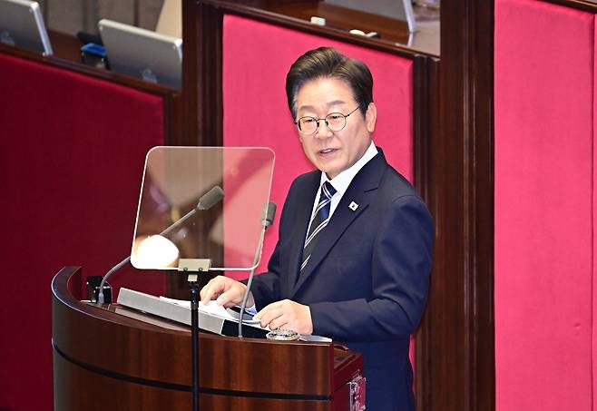 이재명 대통령이 26일 서울 여의도 국회 본회의장에서 정부의 2차 추가경정예산안 제출과 관련해 첫 시정연설을 하고 있다. 2025.6.26 [국회사진기자단] [연합]