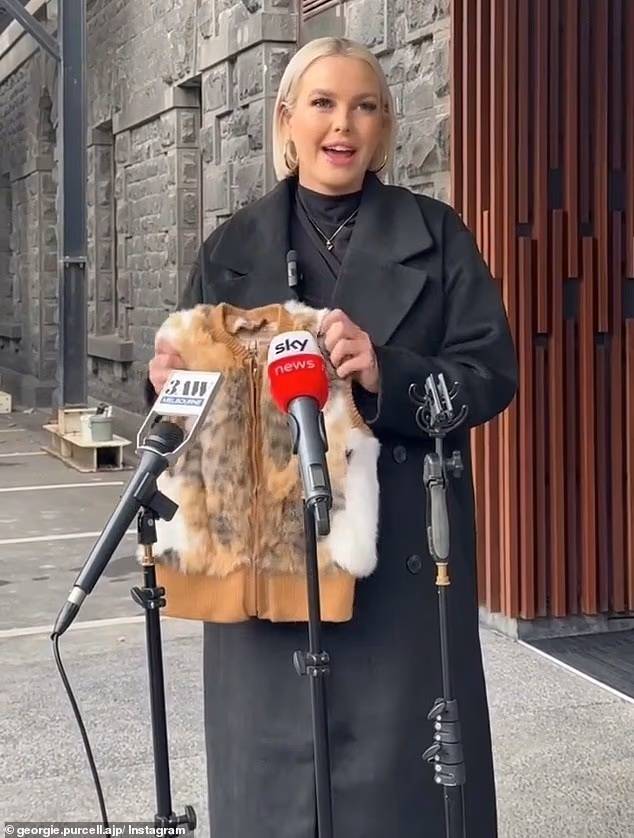 호주 동물정의당 조지 퍼셀 의원이 고양이 털 조끼에 관한 기자회견을 하고 있다. [조지 퍼셀 SNS]