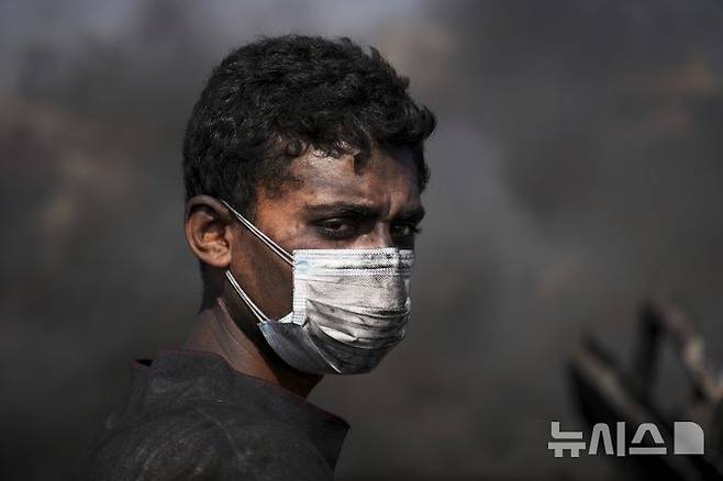[가자시티=AP/뉴시스] 지난 22일(현지 시간) 가자지구 가자시티 남쪽 시로드에서 모하메드 나짐이라는 팔레스타인 청년이 버너에서 플라스틱을 녹여 연료를 추출하고 있다. 팔레스타인 청년들은 플라스틱 폐기물을 금속 드럼에 넣고 가열해 만든 연료를 병에 담아 판매하며, 이는 현지에서 발전기나 이동용 연료로 사용된다. 유독한 연기와 불길에 노출되는 고된 작업이지만, 이들에게는 가족의 생계를 이어가는 거의 유일한 수단이다. 2025.06.25.