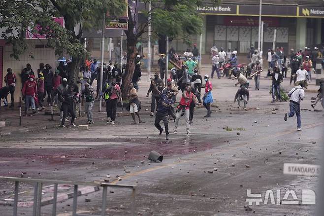 <font style="vertical-align: inherit;"><font style="vertical-align: inherit;">[나이로비=AP/뉴시스] 25일(현지 시간) 케냐 나이로비에서 대규모 반정부 시위가 열리고 있다. 2025.06.26.</font></font>