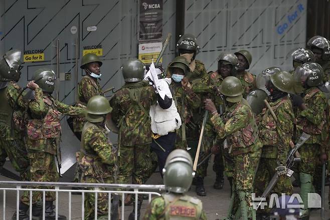 <font style="vertical-align: inherit;"><font style="vertical-align: inherit;">[나이로비=AP/뉴시스] 25일(현지 시간) 케냐 나이로비에서 열린 대규모 반정부 시위에서 경찰이 시위자를 포위하고 있다. 2025.06.26.</font></font>