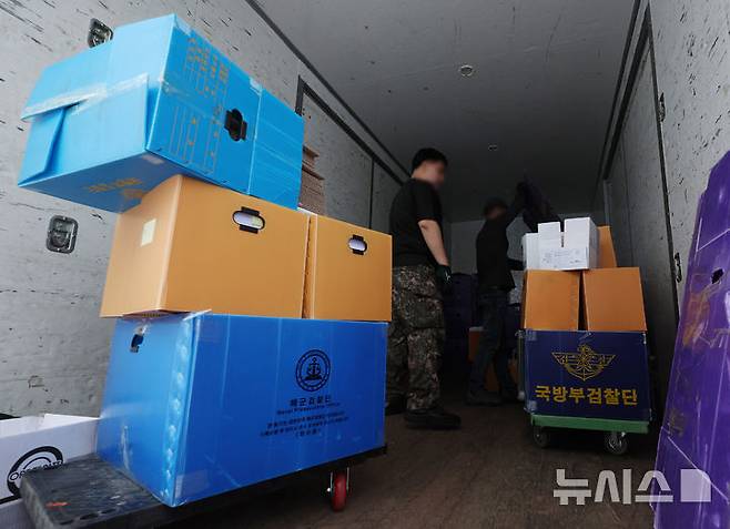 [서울=뉴시스] 김진아 기자 =특검은 윤석열 전 대통령 측에 오는 28일 오전 9시에 출석하라고 통지했다. 23일 서울 서초구 서울고등검찰청에서 12·3 비상계엄 관련 내란 사건 자료가 옮겨지고 있다. 2025.06.23. bluesoda@newsis.com