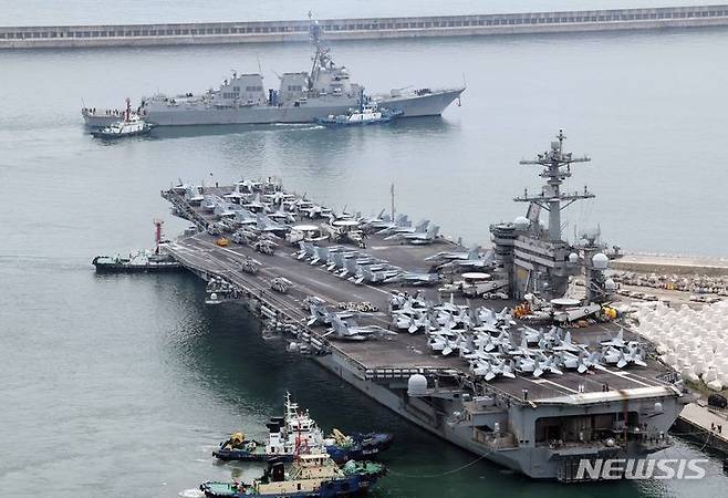 [부산=뉴시스] 하경민 기자 = 미국 해군의 제9항모강습단 소속 핵추진 항공모함 '시어도어 루스벨트함'(CVN-71·10만t급)과 이지스구축함인 '다니엘 이노우에함'(DDG-118)이 26일 부산 남구 해군작전사령부 부산작전기지에서 출항하고 있다. 2024.06.26. yulnetphoto@newsis.com